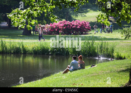 Menschen, die genießen einer Aussicht auf das Schloss Belvedere in Łazienki Park, der größte Park in Warschau, Polen. Stockfoto