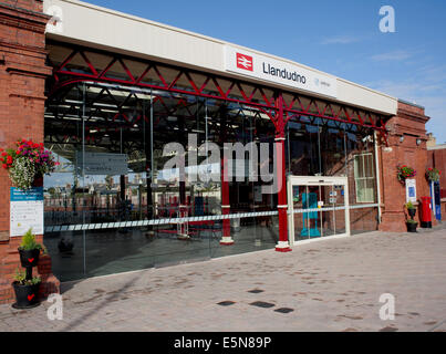 Der neue Eingang zum Bahnhof Llandudno Stockfoto