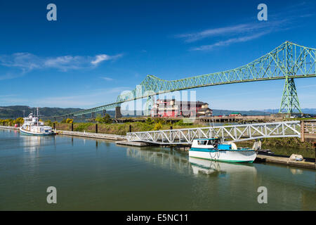 Der Hafen und die Astoria-Megler Brücke in Astoria, Oregon, USA. Stockfoto