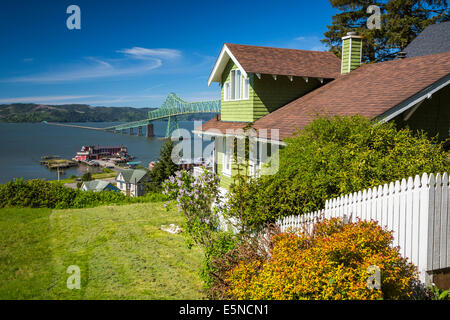 Blick auf die Astoria – Megler Brücke aus Coxcomb Hill in Astoria, Oregon, USA. Stockfoto