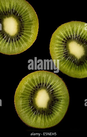 Kiwi Scheiben geschossen in Studiobeleuchtung Stockfoto