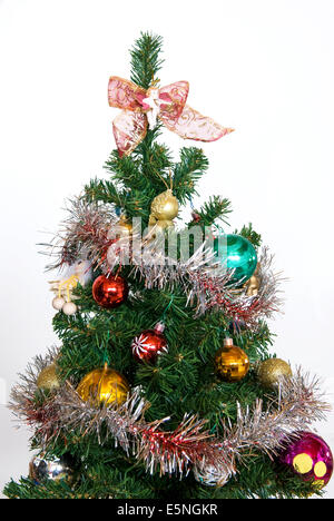 Ein Weihnachtsbaum auf weißem Hintergrund Stockfoto