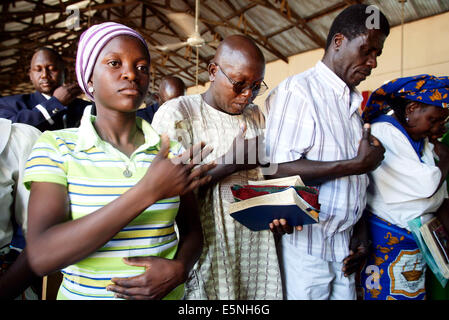 Gläubigen betend und singend während der Sonntagsmesse in eine römisch-katholische Kirche in Kuru, Nigeria Stockfoto