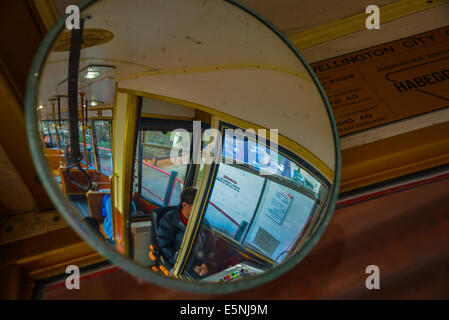 Wellington Cable Car Spiegel von% Lambton Quay Seilbahn Innenraum mit Fahrer Reisen zwischen Lambton und Kelburn Stockfoto