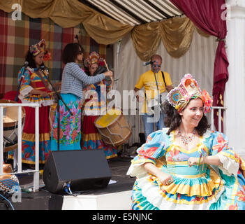 Die brasilianische Gruppe, Maracatudo Mafua, unterhalten das Publikum auf hügeligen Feldern beim Finale des BrockleyMax Festival 2014. Stockfoto