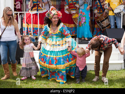 Die brasilianische Gruppe, Maracatudo Mafua, unterhalten das Publikum auf hügeligen Feldern beim Finale des BrockleyMax Festival 2014. Stockfoto