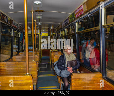 Wellington Hauptstadt von Neuseeland Lambton Quay Seilbahn Straßenbahn Interieur mit Passagieren. Reisen zwischen Lambton und Kelburn Stockfoto