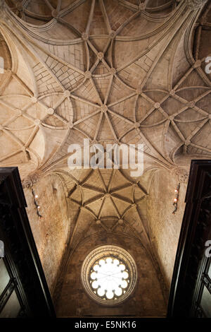 Gotische Gewölbe und Rundfenster in Jeronimos Kloster Kirche von Santa Maria in Lissabon, Portugal. Stockfoto