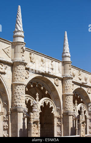 Architekturdetails im Kreuzgang des Hieronymus-Kloster in Lissabon, Portugal. Stockfoto