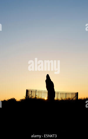 Die Rollright Stones, The King Stone bei Sonnenaufgang, Oxfordshire, England. Silhouette Stockfoto