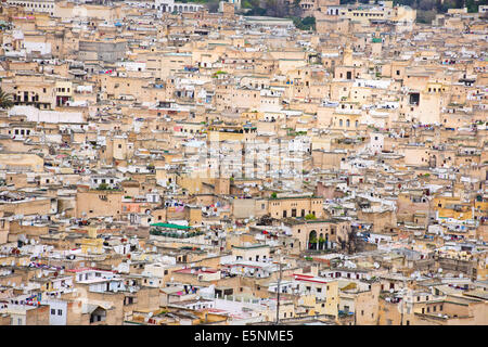 Skyline der Stadt Fez nach Ost und West, Souk, umgebenden Hügeln, Stadtmauern, jüdischer Friedhof, Moscheen, Minarette, ehemalige Hauptstadt, Marokko Stockfoto