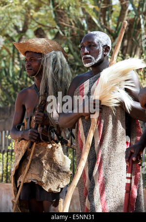 Männer tragen traditionelle Kleider während einer christlichen Gottesdienst in Kuru, Nigeria Stockfoto