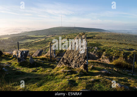 Caradon Hill von Stowes Hill gesehen, wie am frühen Morgennebel Bodmin Moor Cornwall UK löscht Stockfoto