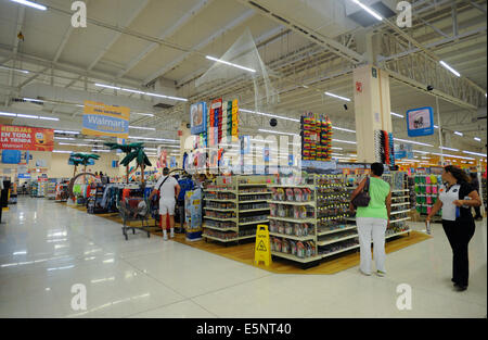 Shopper im Walmart Store in Acapulco, Mexiko Stockfoto