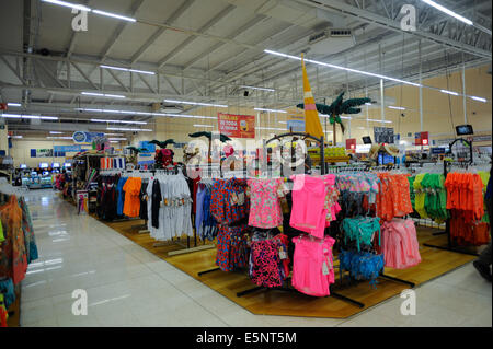 Shopper im Walmart Store in Acapulco, Mexiko Stockfoto