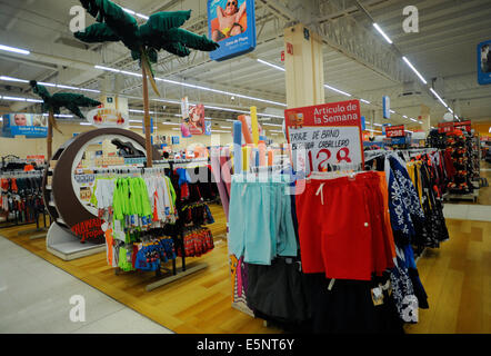 Shopper im Walmart Store in Acapulco, Mexiko Stockfoto