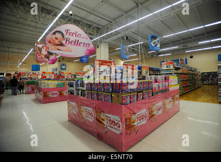 Shopper im Walmart Store in Acapulco, Mexiko Stockfoto