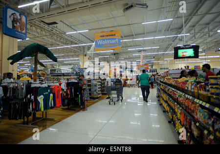 Shopper im Walmart Store in Acapulco, Mexiko Stockfoto