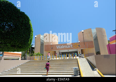 Shopper im Walmart Store in Acapulco, Mexiko Stockfoto