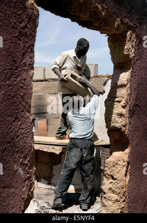 Wiederaufbau von Häusern nach der zivilen Gewalt im November 2008 in der Stadt Jos, Nigeria Stockfoto