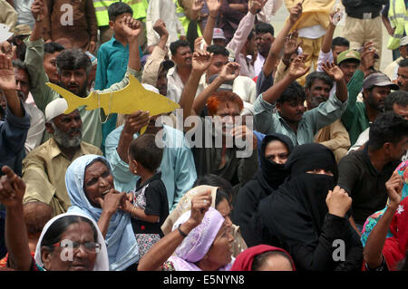 Fischer protestieren gegen Verbot Angeln im Sea View Beach, während einer Protestaktion vom Montag, 4. August 2014 in Karachi. Stockfoto