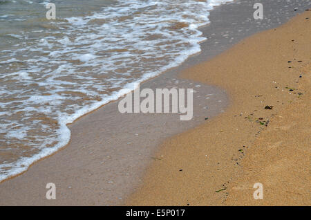 Sand - Wasser plätschern auf einen Sandstrand und Meer. Stockfoto