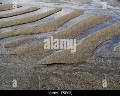 Wellen im Sand - Grate und Rinnsale in den Sand von einem irischen Strand von der zurückweichenden Flut verlassen. Stockfoto