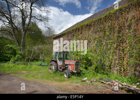 Alten Traktor Massey Ferguson 698T Traktor vor alten Bauernhof-Norfolk Stockfoto