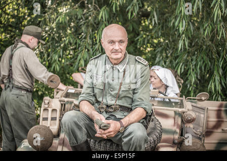 TEKOV, Slowakei - Juli 26,2014: Deutsche Leutnant auf eine Pause während der Nachstellung des zweiten Weltkriegs kämpft in der Slowakei Stockfoto