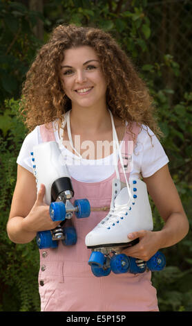 Teenager Roller Skater tragen ihr Quad skates Stockfoto