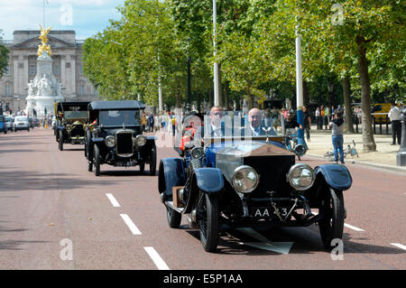 London, UK. 4. August 2014. Ersten Weltkrieg hundertjährigen Parade. Oldtimer fahren in der Mall Stockfoto