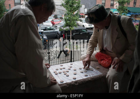 Chinesische Männer spielen Mahjong aka Mah Jongg Columbus Park Chinatown New York City unteren Ostseite. Columbus Park (Mulberry St v Stockfoto