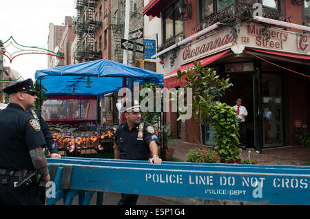 New York, NY, USA, wenig Italien Bereich San Genarro italienische Lebensmittel Straßenfest, Stände in der Mulberry Street. Die Polizei während der Stockfoto