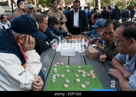 Chinesische Männer spielen Mahjong aka Mah Jongg Columbus Park Chinatown New York City unteren Ostseite. Columbus Park (Mulberry St v Stockfoto