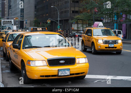 Gelben Taxis in der Umgebung von Hafen und Civic Center, New York City, New York, Vereinigte Staaten von Amerika, Nordamerika. CIVI Stockfoto