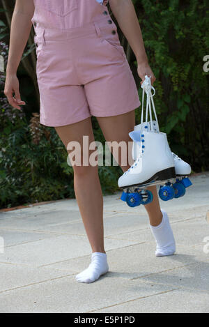 Teenager Roller Skater tragen ihr Quad skates Stockfoto