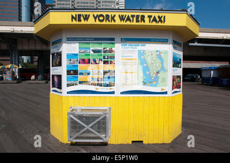 Wasser-Taxi auf New Yorks South Street Seaport. Der historische Bezirk von South Street Seaport gegenübergestellt gegen die imposante Fina Stockfoto