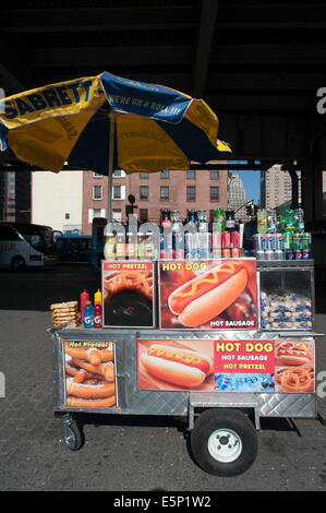 Brezel Bagel Hotdog Knish und Shish Kebab Verkäufer New York am Seehafen. Der historische Bezirk von South Street Seaport gegenübergestellt Stockfoto