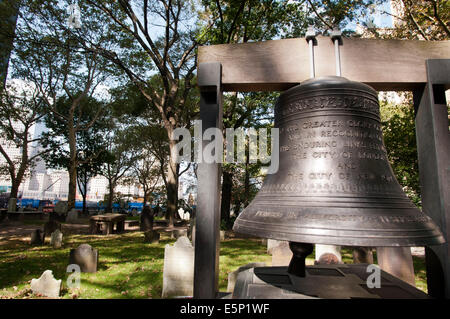 Die Glocke der Hoffnung in der St. Pauls Kirche, World Trade Center, New York, USA. St. Pauls Kapelle, Manhattan, New York City, New York, U Stockfoto