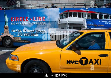 Gelben Taxis im Bereich des Seehafens und Civic Center. Tour-Bus mit Touristen Sehenswürdigkeiten in New York City, New York. Ringbahn. N Stockfoto