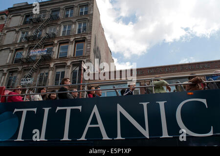 Tour-Bus mit Touristen Sehenswürdigkeiten in New York City, New York. Titanic-Werbung. New York City, New York, Vereinigte Staaten von Amerika Stockfoto