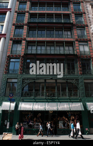 Mango-Shop in Broome Street in SoHo, New York City, Amerika, USA. Das Sincer Manufacturing Company Gebäude. Die Sängerin Bui Stockfoto