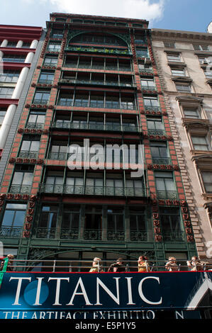 Mango-Shop in Broome Street in SoHo, New York City, Amerika, USA. Das Sincer Manufacturing Company Gebäude. Die Sängerin Bui Stockfoto