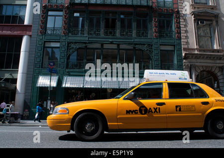 Mango-Shop in Broome Street in SoHo, New York City, Amerika, USA. Das Sincer Manufacturing Company Gebäude. Die Sängerin Bui Stockfoto