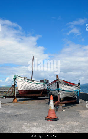 Hölzerne Fischerboote auf Launch trailer geparkt am Creevy Pier in der Nähe von Rossknowlagh im County Donegal, Irland Stockfoto