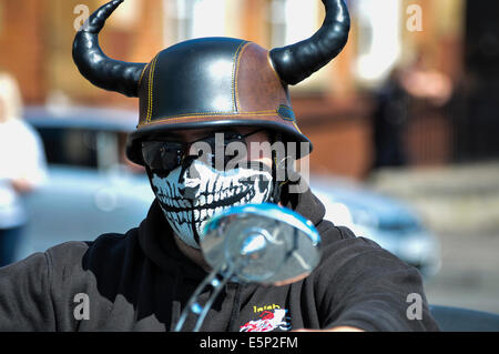 Belfast, Nordirland. 3. August 2014. Ein Motorradfahrer trägt ein Schädel-Maske und einen Helm mit Hörnern Credit: Stephen Barnes/Alamy Live News Stockfoto