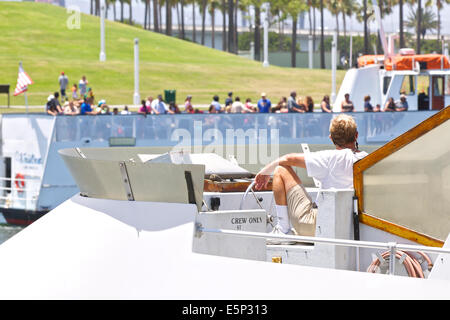 Kapitän auf der Brücke. Long Beach, Kalifornien. Stockfoto