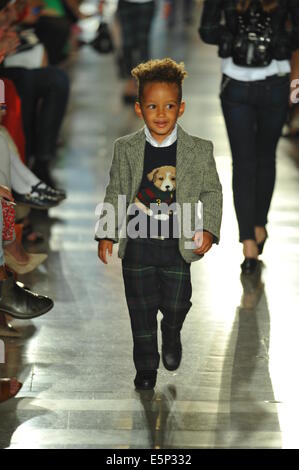 NEW YORK, NY - 19. Mai: Ägypten Dean geht die Start-und Landebahn bei Ralph Lauren Herbst 14 Kinder Modenschau zur Unterstützung der Alphabetisierung in der New York Public Library am 19. Mai 2014 in New York City. Stockfoto