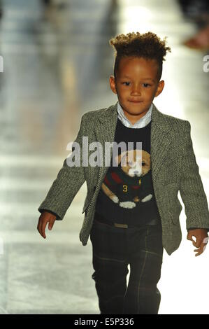 NEW YORK, NY - 19. Mai: Ägypten Dean geht die Start-und Landebahn bei Ralph Lauren Herbst 14 Kinder Modenschau zur Unterstützung der Alphabetisierung in der New York Public Library am 19. Mai 2014 in New York City. Stockfoto