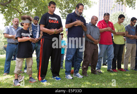 Gruppe von Männern beten bei Kundgebung am Texas Capitol Protest gegen Israels Belagerung des Gazastreifens und die US-Unterstützung und Finanzierung von Israel. Stockfoto